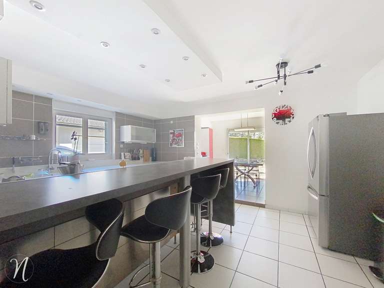 Maison Saint-Genest-Lerpt - 4 chambres - 280m²