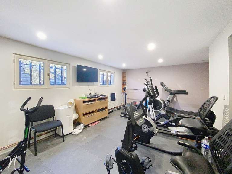 Maison Saint-Genest-Lerpt - 4 chambres - 280m²