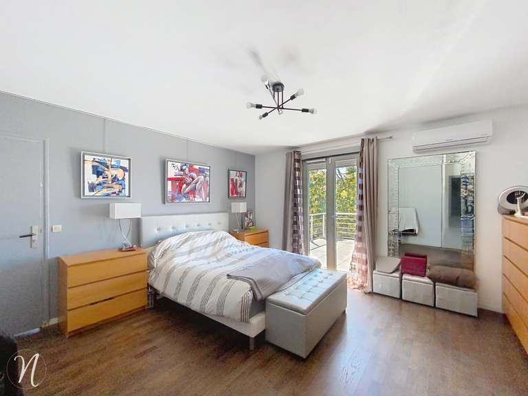 Maison Saint-Genest-Lerpt - 4 chambres - 280m²