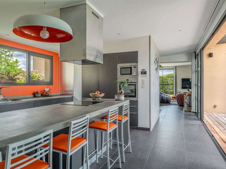 Maison Saint-Genis-Laval - 4 chambres - 246m²