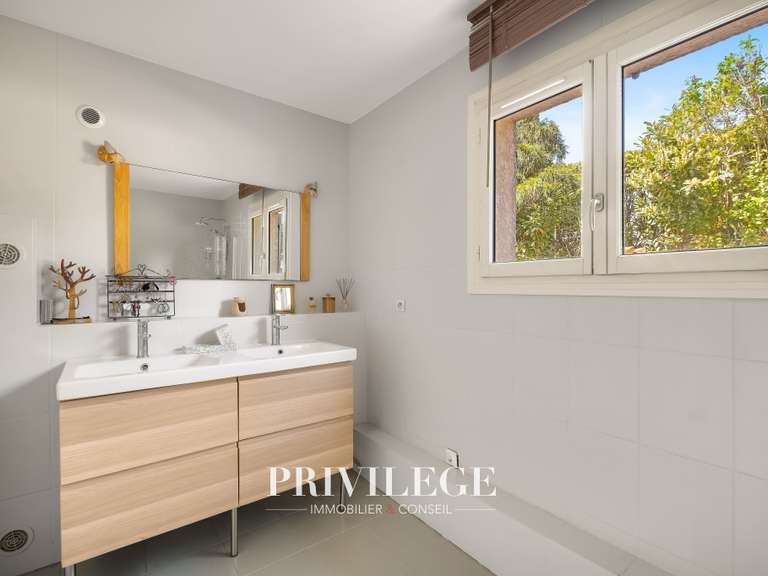 Maison Saint-Genis-les-Ollières - 5 chambres - 173m²