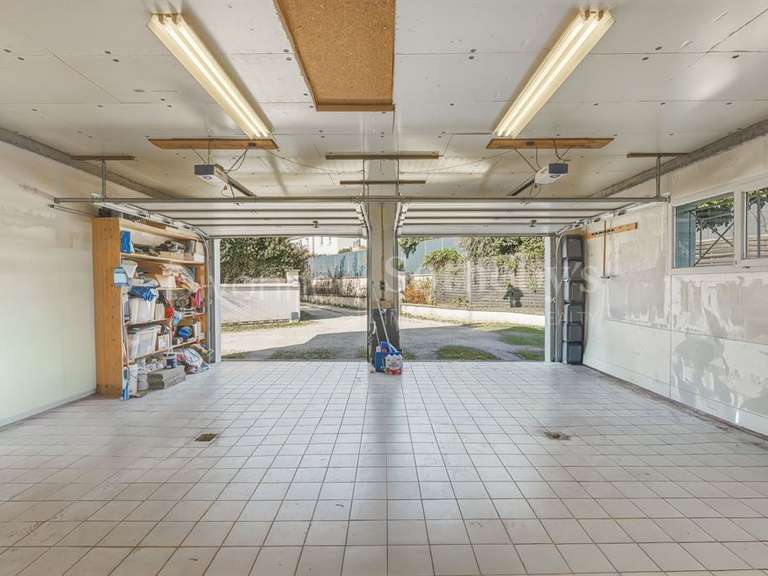 Maison Saint-Genis-Pouilly - 4 chambres - 235m²