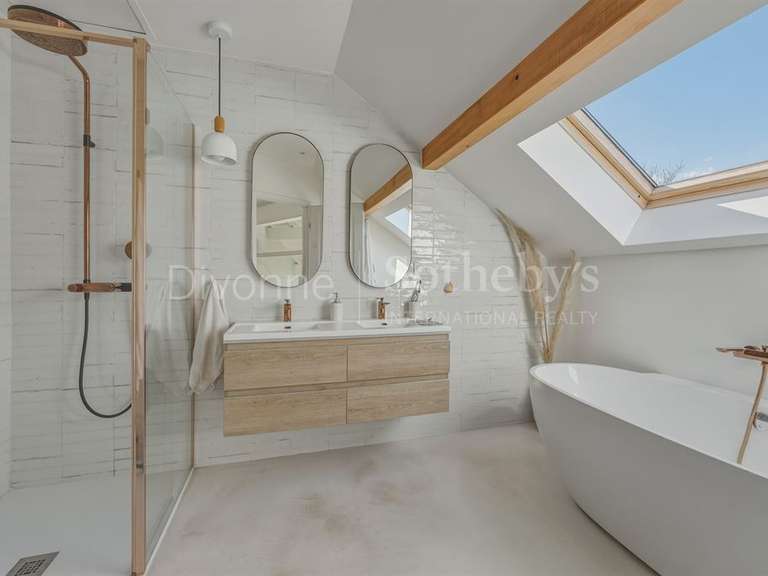 House Saint-Genis-Pouilly - 235m²