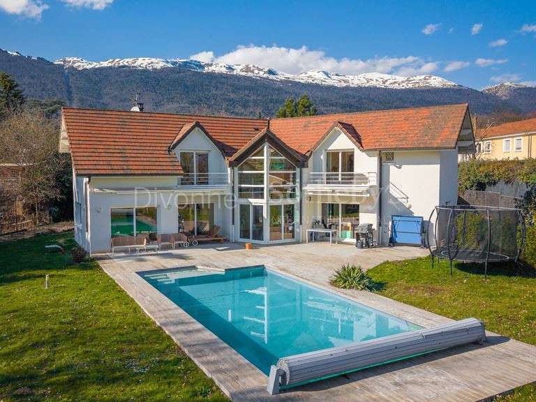 Maison Saint-Genis-Pouilly - 4 chambres - 235m²