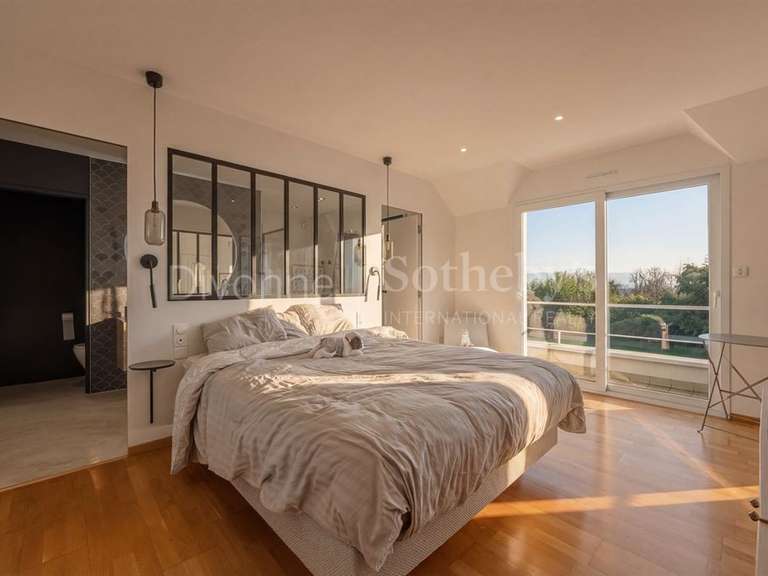 Maison Saint-Genis-Pouilly - 4 chambres - 235m²