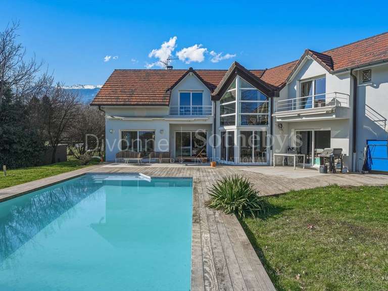 Maison Saint-Genis-Pouilly - 4 chambres - 235m²