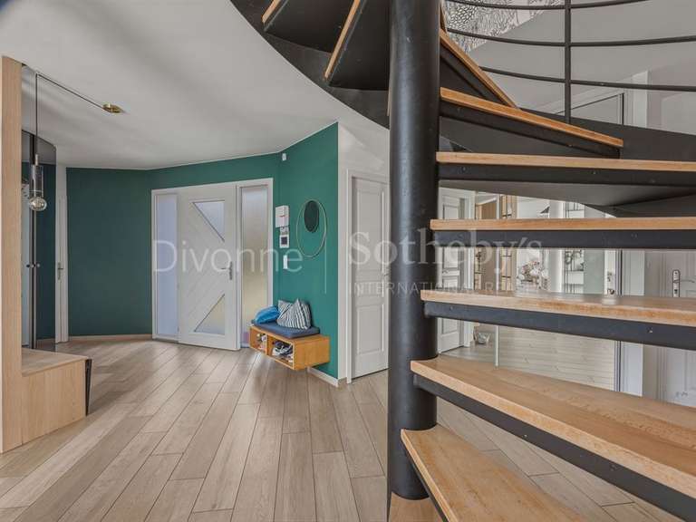 Maison Saint-Genis-Pouilly - 4 chambres - 235m²