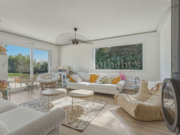 Maison Saint-Genis-Pouilly - 4 chambres - 235m²