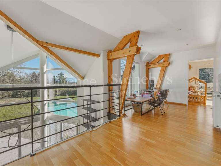 Maison Saint-Genis-Pouilly - 4 chambres - 235m²