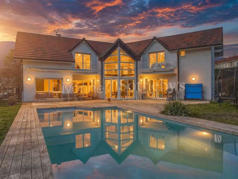 Maison Saint-Genis-Pouilly - 4 chambres - 235m²