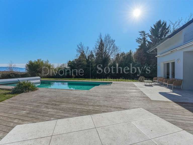 Maison Saint-Genis-Pouilly - 4 chambres - 235m²