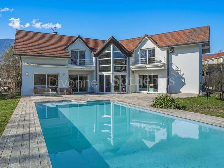 Maison Saint-Genis-Pouilly - 4 chambres - 235m²
