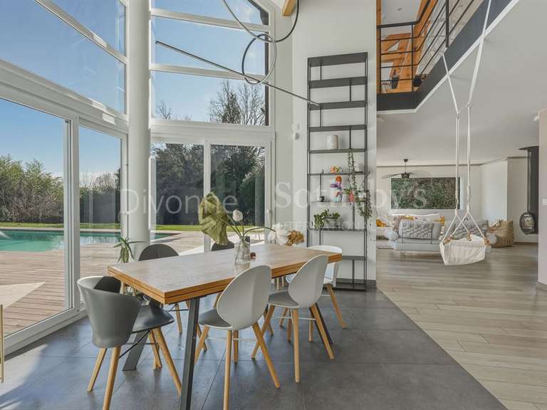 House Saint-Genis-Pouilly - 235m²