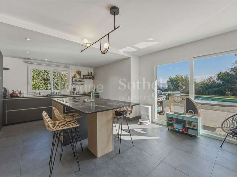 Maison Saint-Genis-Pouilly - 4 chambres - 235m²