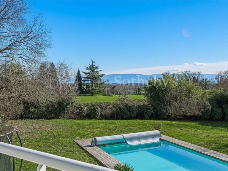 Maison Saint-Genis-Pouilly - 4 chambres - 235m²