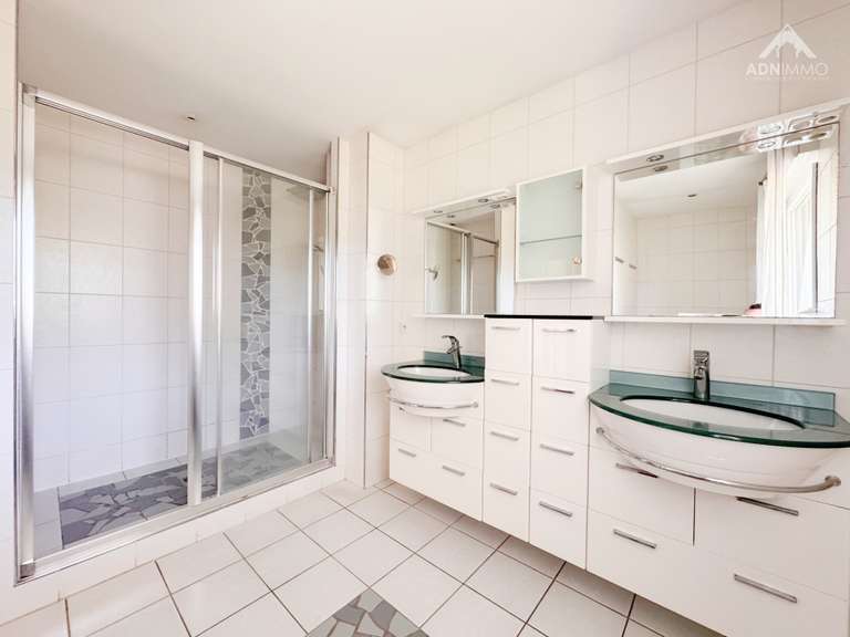 Maison Saint-Genis-Pouilly - 5 chambres - 187m²