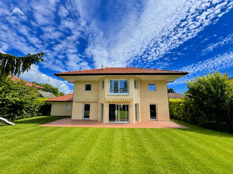 Maison Saint-Genis-Pouilly - 5 chambres - 187m²