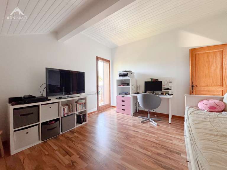 Maison Saint-Genis-Pouilly - 4 chambres - 159m²