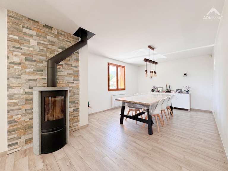 Maison Saint-Genis-Pouilly - 4 chambres - 159m²