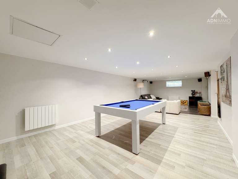 Maison Saint-Genis-Pouilly - 4 chambres - 218m²