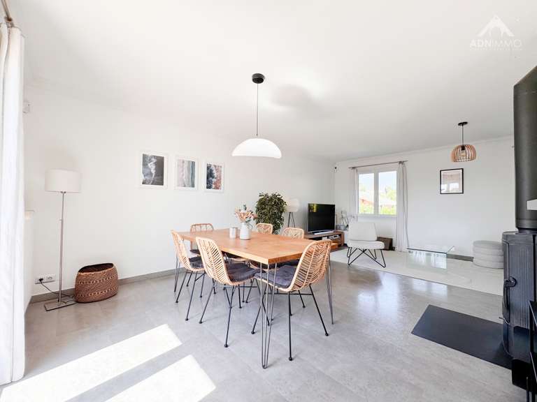 Maison Saint-Genis-Pouilly - 4 chambres - 218m²