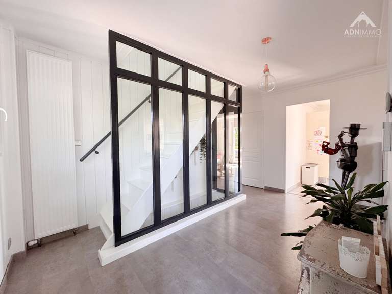 Maison Saint-Genis-Pouilly - 4 chambres - 218m²
