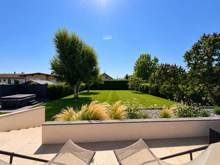 Maison Saint-Genis-Pouilly - 4 chambres - 218m²