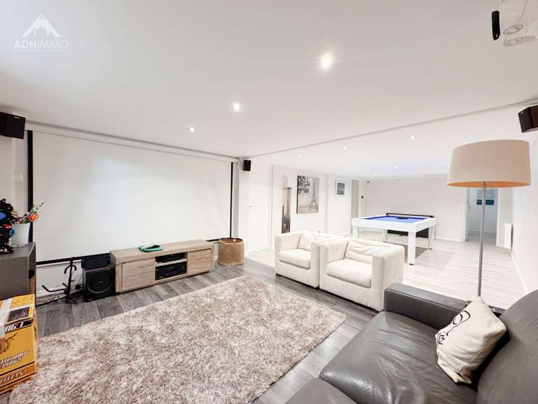 Maison Saint-Genis-Pouilly - 4 chambres - 218m²