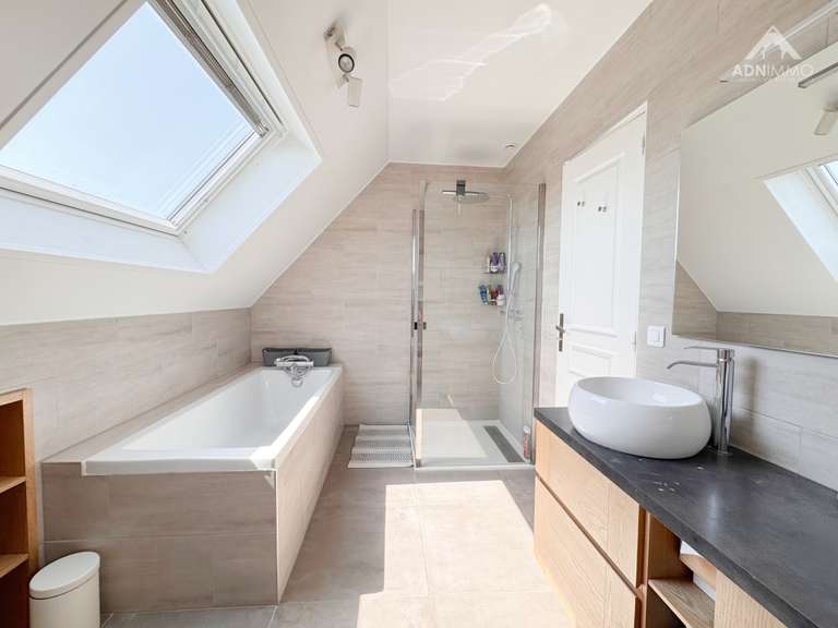 Maison Saint-Genis-Pouilly - 4 chambres - 218m²