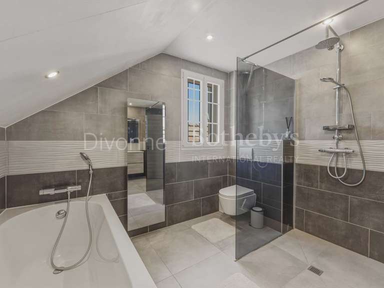 Maison Saint-Genis-Pouilly - 4 chambres - 190m²