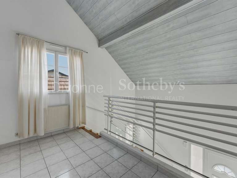 Maison Saint-Genis-Pouilly - 4 chambres - 190m²
