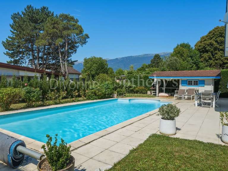 Maison Saint-Genis-Pouilly - 4 chambres - 190m²