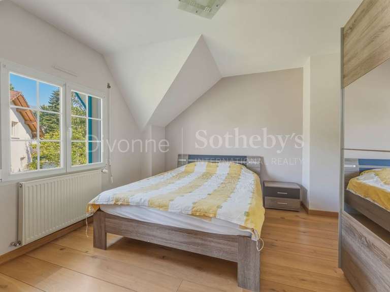 Maison Saint-Genis-Pouilly - 4 chambres - 190m²