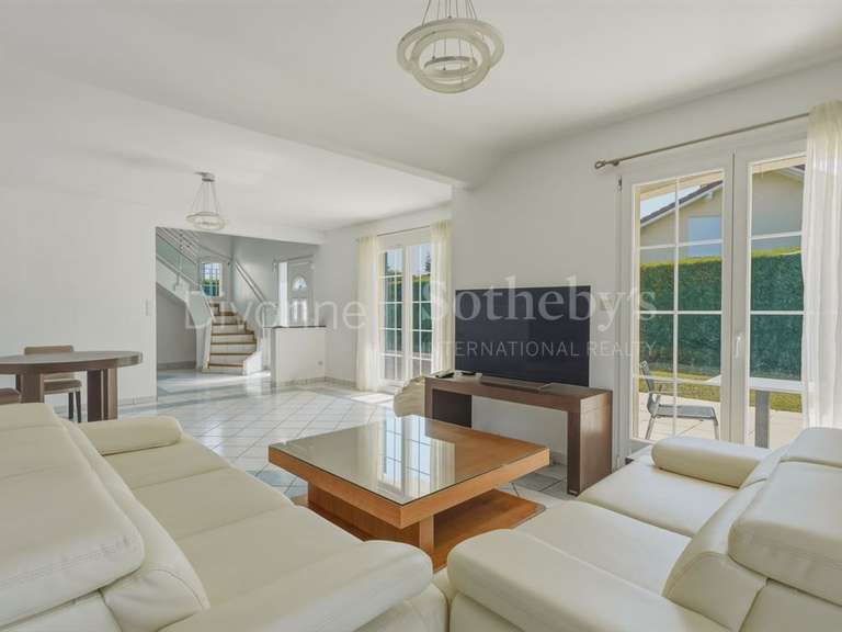 Maison Saint-Genis-Pouilly - 4 chambres - 190m²