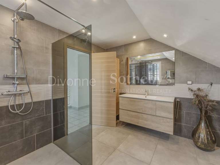 Maison Saint-Genis-Pouilly - 4 chambres - 190m²