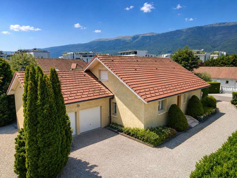 Maison Saint-Genis-Pouilly - 3 chambres - 140m²
