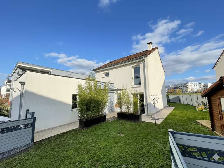 Maison Saint-Genis-Pouilly - 4 chambres - 131m²