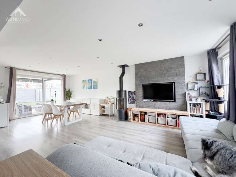 Maison Saint-Genis-Pouilly - 4 chambres - 131m²