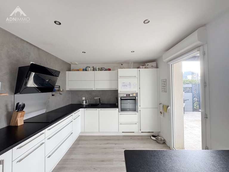 Maison Saint-Genis-Pouilly - 4 chambres - 131m²