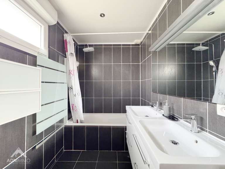 Maison Saint-Genis-Pouilly - 4 chambres - 131m²