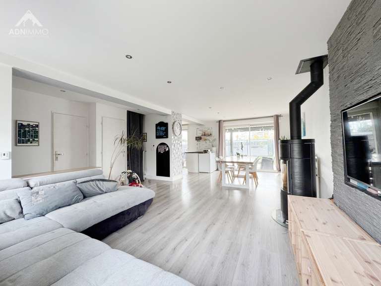 Maison Saint-Genis-Pouilly - 4 chambres - 131m²