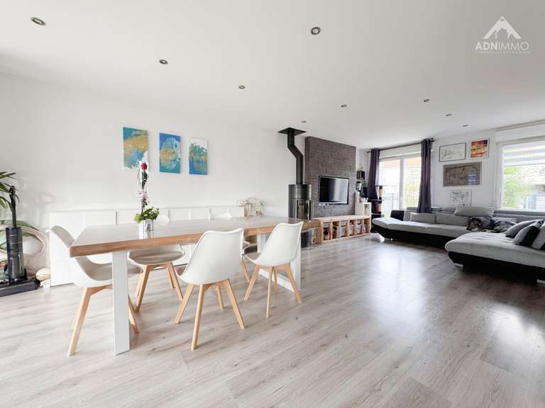 Maison Saint-Genis-Pouilly - 4 chambres - 131m²