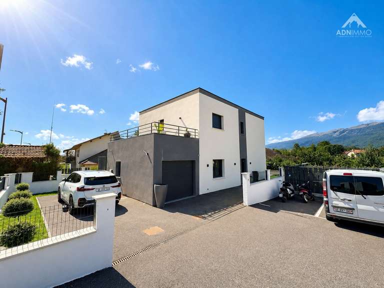 Maison Saint-Genis-Pouilly - 4 chambres - 133m²