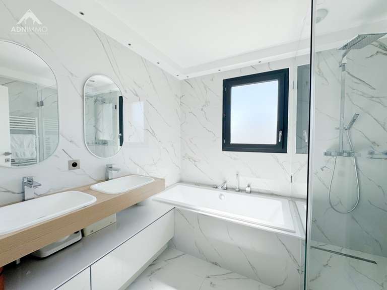 Maison Saint-Genis-Pouilly - 4 chambres - 133m²
