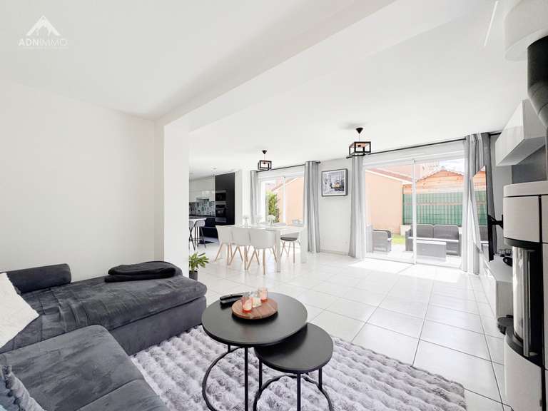 Maison Saint-Genis-Pouilly - 4 chambres - 110m²