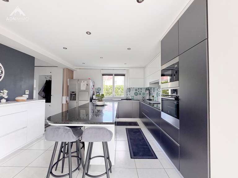 Maison Saint-Genis-Pouilly - 4 chambres - 110m²