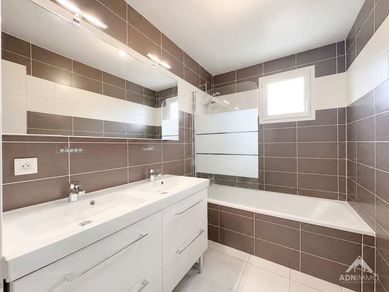 Maison Saint-Genis-Pouilly - 4 chambres - 110m²