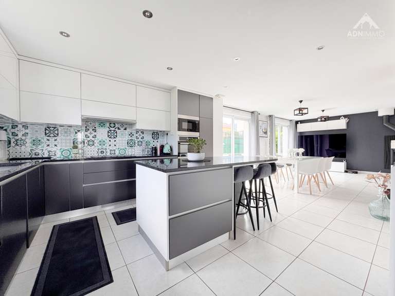 Maison Saint-Genis-Pouilly - 4 chambres - 110m²