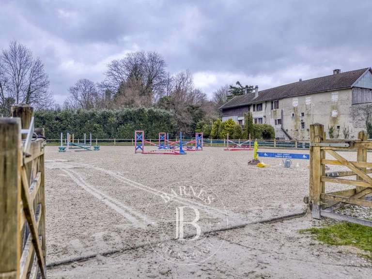 Propriété Saint-Genis-Pouilly - 453m²