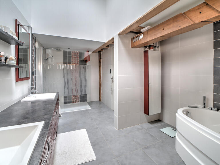 Villa Saint-Genis-Pouilly - 4 chambres - 271m²